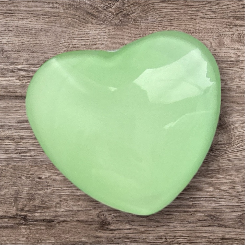 Jade Green Heart-Shaped gemstone pop socket for smartphone